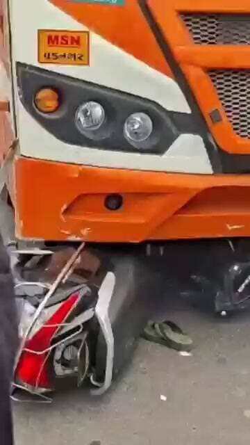 વડનગર હાઈવે પર બસ નીચે એક્ટિવા ઘૂસી ગઈ....