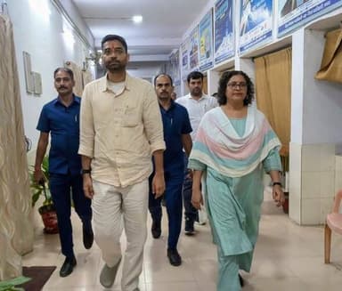 माननीय मंत्री पंचायती राज विभाग, बिहार सरकार श्री दीपक प्रकाश की अध्यक्षता में समाहरणालय सभागार में नवादा जिला अंतर्गत पंचायती राज विभाग द्वारा क्रियान्वित विभिन्न योजनाओं एवं कार्यक्रमों की समीक्षात्मक बैठक आयोजित की गई। बैठक में विभागीय योजनाओं की प्रगति, क्रियान्वयन की वर्तमान स्थिति, गुणवत्ता, समयबद्ध निष्पादन तथा लंबित कार्यों की विस्तार से समीक्षा की गई।