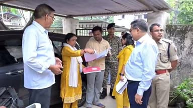 बोकारो में SIR-2026 अभियान की जमीनी हकीकत पर डीसी-एसपी की नजर, घर-घर पहुंचकर भरवाया गणना प्रपत्र
#CurrentBokaro #Bokaro #BokaroNews #SIR2026 #ElectionNews
Bokaro: विशेष गहन पुनरीक्षण (SIR)-2026 अभियान को गति देने के उद्देश्य से शुक्रवार को जिला निर्वाचन पदाधिकारी (डीईओ) सह उपायुक्त अजय नाथ झा और पुलिस अधीक्षक नाथू सिंह मीना ने संयुक्त रूप से बोकारो विधानसभा क्षेत्र के विभिन्न सेक्टरों में संचालित अभियान का औचक निरीक्षण किया। इस दौरान ईआरओ सह अनुमंडल पदाधिकारी (चास) प्रांजल ढांडा भी मौजूद रहीं। अधिकारियों ने विभिन्न डिजिटाइजेशन केंद्रों पर पहुंचकर गणना प्रपत्रों के वितरण, संग्रहण एवं डिजिटाइजेशन कार्य की प्रगति का जायजा लिया और सभी बीएलओ को निर्धारित समयसीमा के भीतर शत-प्रतिशत कार्य पूरा करने का निर्देश दिया।
##डिजिटाइजेशन बूथों पर कार्यों की हुई समीक्षा
निरीक्षण के दौरान डीसी और एसपी ने सेक्टर-9बी स्थित रन विजय स्मारक उच्च विद्यालय में संचालित डिजिटाइजेशन बूथ संख्या 208, 209 एवं 210 का निरीक्षण किया। यहां संबंधित बीएलओ से गणना प्रपत्रों के वितरण, प्राप्ति एवं डिजिटाइजेशन की अद्यतन स्थिति की जानकारी ली गई। अधिकारियों ने स्पष्ट निर्देश दिया कि रविवार तक सभी पात्र मतदाताओं को प्रपत्र उपलब्ध कराकर उनका शत-प्रतिशत डिजिटाइजेशन सुनिश्चित किया जाए।
##मतदाता के घर पहुंचकर भरवाया गणना प्रपत्र
निरीक्षण के दौरान अधिकारियों ने सेक्टर-9ए स्थित क्वार्टर संख्या 1476 पहुंचकर मतदाता प्रयाग दे से मुलाकात की। डीसी और एसपी की मौजूदगी में टीम ने स्वयं मतदाता से गणना प्रपत्र भरवाया तथा मौके पर ही उसका डिजिटाइजेशन भी कराया। इस दौरान अधिकारियों ने मतदाताओं से समय पर गणना प्रपत्र भरकर बीएलओ को उपलब्ध कराने और लोकतंत्र के इस महत्वपूर्ण अभियान में सक्रिय भागीदारी निभाने की अपील की।
##अन्य बूथों का भी किया निरीक्षण
इसके बाद डीसी और एसपी ने बूथ संख्या 225 एवं 226 का निरीक्षण कर संबंधित बीएलओ को शेष बचे सभी गणना प्रपत्रों का वितरण एवं डिजिटाइजेशन कार्य रविवार तक हर हाल में पूरा करने का निर्देश दिया।
##SIR-2026 लोकतंत्र को मजबूत करने का अभियान : डीसी
जिला निर्वाचन पदाधिकारी सह उपायुक्त अजय नाथ झा ने कहा कि SIR-2026 राष्ट्रहित और लोकतांत्रिक व्यवस्था को और अधिक सुदृढ़ बनाने वाला महत्वपूर्ण अभियान है। उन्होंने सभी मतदाताओं से अपील की कि वे स्वयं इस प्रक्रिया में भाग लें और अपने परिवार, पड़ोस एवं परिचितों को भी गणना प्रपत्र भरने के लिए प्रेरित करें।
##कई सेक्टरों के डिजिटाइजेशन केंद्रों का किया भ्रमण