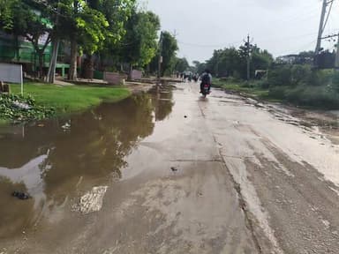विकास की ओर बढ़ता वैर..... हलेना रोड पर नाले हुए अवरुद्ध, सड़क पर बहता है गंदा पानी, राहगीर पैदल चले तो गंदे पानी से बचे या फिर यहाँ होकर गुज़रने वाले वाहन से, ज्ञापन देने के बाद भी नहीं हो रही कोई सुनवाई