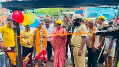 🔴 झरिया के चौथाई कुली में बिजली संकट हुआ खत्म! ⚡
झरिया विधायक रागिनी सिंह ने सिंदरी रोड स्थित चौथाई कुली, काली मंदिर के समीप नए विद्युत ट्रांसफार्मर का फीता काटकर एवं नारियल फोड़कर उद्घाटन किया।
लंबे समय से लो-वोल्टेज, बार-बार बिजली कटौती और अनियमित बिजली आपूर्ति से परेशान क्षेत्रवासियों को अब बड़ी राहत मिलेगी। विधायक के लगातार प्रयासों के बाद नया ट्रांसफार्मर स्थापित किया गया, जिससे क्षेत्र में बिजली आपूर्ति सुचारु हो गई।
इस अवसर पर विधायक रागिनी सिंह ने कहा कि जनता की समस्याओं का त्वरित समाधान उनकी सर्वोच्च प्राथमिकता है और झरिया विधानसभा क्षेत्र में बेहतर बिजली, पानी, सड़क सहित सभी मूलभूत सुविधाएं उपलब्ध कराने के लिए वे लगातार कार्य करती रहेंगी।
#Jharia #RaginiSingh #Transformer #Bijli #PowerSupply #Electricity #Jharkhand #Dhanbad #ChauthaiKuli #KaliMandir #Vikas #BJP #Janhit #BreakingNews #NewsUpdate