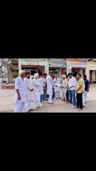 तोशाम हल्का के गणमान्य व्यक्तियों द्वारा मेरी पत्रकारिता और निष्पक्ष खबरों को देखते हुए आज मुझे Hyundai i10 गाड़ी भेंट स्वरूप प्रदान की गई। इसके लिए मैं सभी सम्मानित व्यक्तियों का हृदय से धन्यवाद एवं आभार व्यक्त करता हूं।
आप सभी ने मुझे इस योग्य समझा, यह मेरे लिए बहुत बड़ा सम्मान है। मैं विश्वास दिलाता हूं कि आगे भी पूरी ईमानदारी, मेहनत और निष्पक्षता के साथ पत्रकारिता करता रहूंगा तथा हर परिस्थिति में सच्चाई का साथ निभाने का प्रयास करूंगा।
आप सभी के प्यार, विश्वास और समर्थन के लिए दिल से धन्यवाद।
— राज कुमार पाटौदी न्यूज़
#rajkumarpatoudinews #haryana #tosham #rajkumarpatoudi #bhiwani