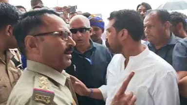 मैं इंस्पेक्टर हूं और इंस्पेक्टर ही रहूंगा - चंद्रशेखर को इंस्पेकटर ने कहा
मुजफ्फरनगर के रोहाना टोल प्लाजा पर पुलिस द्वारा काफिले की कुछ गाड़ियां रोके जाने पर नगीना सांसद चंद्रशेखर आजाद की पुलिस से तीखी नोकझोंक हुई।
#ChandrashekharAzad #bhimarmychief