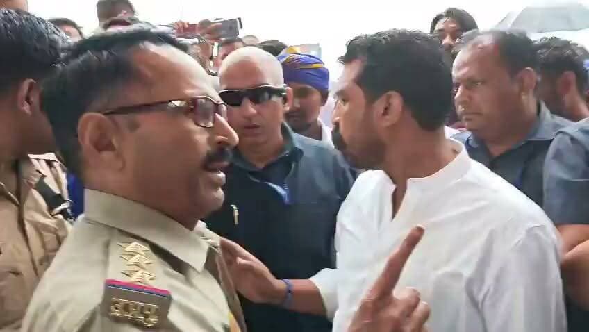 मैं इंस्पेक्टर हूं और इंस्पेक्टर ही रहूंगा - चंद्रशेखर को इंस्पेकटर ने कहा
मुजफ्फरनगर के रोहाना टोल प्लाजा पर पुलिस द्वारा काफिले की कुछ गाड़ियां रोके जाने पर नगीना सांसद चंद्रशेखर आजाद की पुलिस से तीखी नोकझोंक हुई।
#ChandrashekharAzad #bhimarmychief