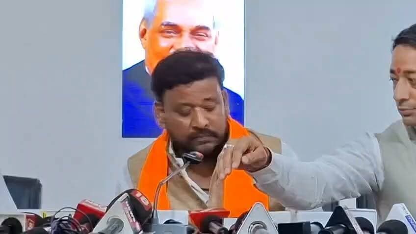 प्रशांत किशोर का डर या परिवारिक वजह!
भाजपा प्रत्याशी का मैदान छोड़ने का असली क्या है वजह? सीएम सम्राट चौधरी नामांकन सभा में भरा था दम।
#Nonfollowers
#followersシ゚ #foryouシ