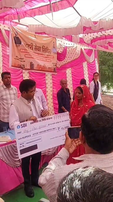 जोधपुर जिला कलेक्टर आलोक रंजन पहुंचे बालेसर के शहरी सेवा शिविर में बांटे पीएम आवास योजना के चैक