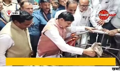 उज्जैन में मुख्यमंत्री डॉ. मोहन यादव का अलग ही अंदाज देखने को मिला। सिंहस्थ 2028 की तैयारियों का जायजा लेने पहुंचे सीएम बुलेट पर सवार होकर शहर की गलियों में निकले। कंठाल चौराहे के प्रसिद्ध खंडेलवाल रेस्टोरेंट पहुंचे, चाय की चुस्की ली और खुद कढ़ाई के सामने खड़े होकर गर्मागर्म जलेबियां भी बनाईं। पुराने साथियों से मुलाकात के दौरान उन्होंने प्रोटोकॉल से इतर आत्मीयता दिखाई।
आपको मुख्यमंत्री का यह सादगी भरा अंदाज कैसा लगा? कमेंट में अपनी राय जरूर बताइए।
#Ujjain #CMMohanYadav #MohanYadav #UjjainNews #Singhasth2028 Jalebi TimesMP HindiNews BreakingNews ReelsIndia