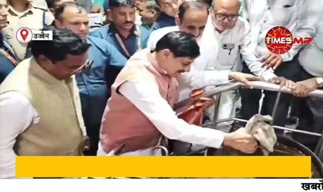 उज्जैन में मुख्यमंत्री डॉ. मोहन यादव का अलग ही अंदाज देखने को मिला। सिंहस्थ 2028 की तैयारियों का जायजा लेने पहुंचे सीएम बुलेट पर सवार होकर शहर की गलियों में निकले। कंठाल चौराहे के प्रसिद्ध खंडेलवाल रेस्टोरेंट पहुंचे, चाय की चुस्की ली और खुद कढ़ाई के सामने खड़े होकर गर्मागर्म जलेबियां भी बनाईं। पुराने साथियों से मुलाकात के दौरान उन्होंने प्रोटोकॉल से इतर आत्मीयता दिखाई।
आपको मुख्यमंत्री का यह सादगी भरा अंदाज कैसा लगा? कमेंट में अपनी राय जरूर बताइए।
#Ujjain #CMMohanYadav #MohanYadav #UjjainNews #Singhasth2028 Jalebi TimesMP HindiNews BreakingNews ReelsIndia