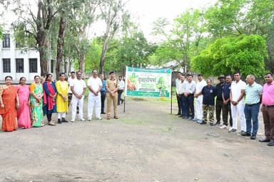 भारत सरकार व महाराष्ट्र शासनाच्या वृक्षारोपण अभियानाला वर्धा पोलिसांचा प्रतिसाद! 🌿
पर्यावरण संवर्धन, स्वच्छ हवा आणि भावी पिढ्यांसाठी हिरवेगार भविष्य घडविण्याच्या संकल्पाने वर्धा जिल्हा पोलीस दलातील अधिकारी व कर्मचारी वृक्षारोपण उपक्रमात सहभागी होत आहेत.
@dgpmaharashtra @cmomaharashtra_ @drpankajbhoyar @sadashiv.waghmare.16 @wardhawoow
#wardhapolice #treeplantation🌱 #haritmaharashtra #gogreen