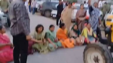 दतिया उपचुनाव: डॉ. नरोत्तम मिश्रा का टिकट कटने पर भाजपा कार्यकर्ताओं का उग्र प्रदर्शन, हाईवे जाम, बाजार बंद
दतिया। मध्य प्रदेश के दतिया उपचुनाव में भाजपा द्वारा पूर्व गृह मंत्री डॉ. नरोत्तम मिश्रा को टिकट नहीं दिए जाने के बाद पार्टी के भीतर असंतोष खुलकर सामने आ गया। शनिवार को हजारों भाजपा कार्यकर्ता जिला भाजपा कार्यालय के बाहर एकत्र हुए और जोरदार प्रदर्शन किया।
प्रदर्शन के दौरान कार्यकर्ताओं ने जिला कार्यालय का घेराव किया और राष्ट्रीय राजमार्ग पर जाम लगा दिया, जिससे यातायात प्रभावित हुआ। विरोध के चलते दतिया शहर के कई बाजार भी बंद रहे। प्रदर्शनकारियों ने पार्टी नेतृत्व के खिलाफ नारेबाजी करते हुए टिकट पर पुनर्विचार की मांग की।
घटनास्थल पर बड़ी संख्या में पुलिस बल तैनात किया गया और प्रशासन ने स्थिति पर लगातार नजर बनाए रखी। अधिकारियों ने प्रदर्शनकारियों से बातचीत कर हालात सामान्य करने का प्रयास किया।
दतिया उपचुनाव को लेकर भाजपा के भीतर सामने आया यह विरोध राजनीतिक गलियारों में चर्चा का विषय बन गया है। अब सभी की निगाहें पार्टी नेतृत्व के अगले कदम और इस विवाद के संभावित राजनीतिक प्रभाव पर टिकी हैं।
#MadhyaPradeshPolitics #narottammishra #BJPNEWS