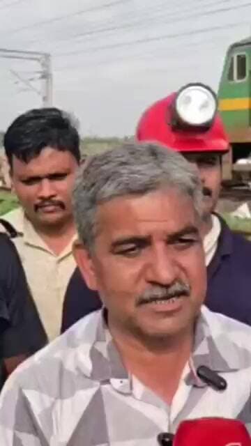 દાહોદના જેકોટ રેલવે સ્ટેશન પર માલગાડીના એન્જિનમાં આગ: ફાયર વિભાગની સમયસર કામગીરીથી મોટી દુર્ઘટના ટળી
