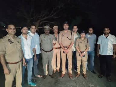 ग्रेटर नोएडा में दादरी पुलिस और 25 हजार रुपये के इनामी बदमाश के बीच देर रात पुलिस मुठभेड़ हुई। जवाबी कार्रवाई में बदमाश के पैर में गोली लगी, जिसके बाद पुलिस ने उसे गिरफ्तार कर लिया। घायल बदमाश को इलाज के लिए अस्पताल भेजा गया है।
पुलिस के मुताबिक गिरफ्तार आरोपी की पहचान अशोक कुमार उर्फ आशु उर्फ भोला निवासी एटा के रूप में हुई है। आरोपी पर दादरी क्षेत्र में लिफ्ट देकर लूटपाट करने के मामले में 25 हजार रुपये का इनाम घोषित था।
पुलिस ने आरोपी के कब्जे से एक तमंचा 315 बोर, एक जिंदा कारतूस, एक खोखा कारतूस, पीड़ित का आधार कार्ड और चोरी की मोटरसाइकिल बरामद की है।
पुलिस जांच में सामने आया है कि आरोपी ने 20 मई 2026 को कार में लिफ्ट देने के बहाने एक व्यक्ति से मोबाइल, नकदी और आधार कार्ड लूट लिया था। आरोपी के खिलाफ हत्या, लूट और गैंगस्टर एक्ट समेत कई गंभीर मामले पहले से दर्ज हैं।
फिलहाल दादरी पुलिस आरोपी से पूछताछ कर रही है और उसके अन्य साथियों व आपराधिक नेटवर्क की भी जांच की जा रही है।#GreaterNoida #DadriPolice #Encounter #BreakingNews #GautamBuddhNagarPolice