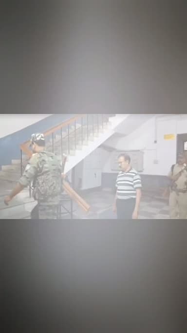 Jharkhand ACB Action: 4.50 लाख रिश्वत मांगने के आरोप में बुढ़मू के सीओ सच्चिदानंद सिन्हा भेजे गये जेल, जमीन म्यूटेशन के नाम पर मांगी गयी थी रिश्वत
रांची । झारखंड के ब्लाक कार्यालयों में भ्रष्टाचार कितना हावी है, इसका एक और उदाहरण आज मिल गया। म्यूटेशन के नाम पर लाखों रुपये की रिश्वत मांगने वाले सीओ आज ACB के हत्थे चढ़ गये। जानकारी के मुताबिक जमीन के म्यूटेशन (दाखिल-खारिज) के बदले रिश्वत मांगने के मामले में गिरफ्तार बुढ़मू अंचल के अंचल अधिकारी (सीओ) सच्चिदानंद सिन्हा को एसीबी (भ्रष्टाचार निरोधक ब्यूरो) की विशेष अदालत में पेश किया गया, जहां से उन्हें न्यायिक हिरासत में जेल भेज दिया गया।
एसीबी ने 9 जुलाई की देर रात तक पूछताछ के बाद सच्चिदानंद सिन्हा को गिरफ्तार किया था। इससे पहले इसी मामले में अंचल के राजस्व कर्मचारी राजेश कुमार रवि और उसके भाई गौतम किशोर रवि को 10 हजार रुपये रिश्वत लेते हुए रंगेहाथ पकड़ा गया था। दोनों आरोपियों को गुरुवार को कोर्ट में पेश क�
