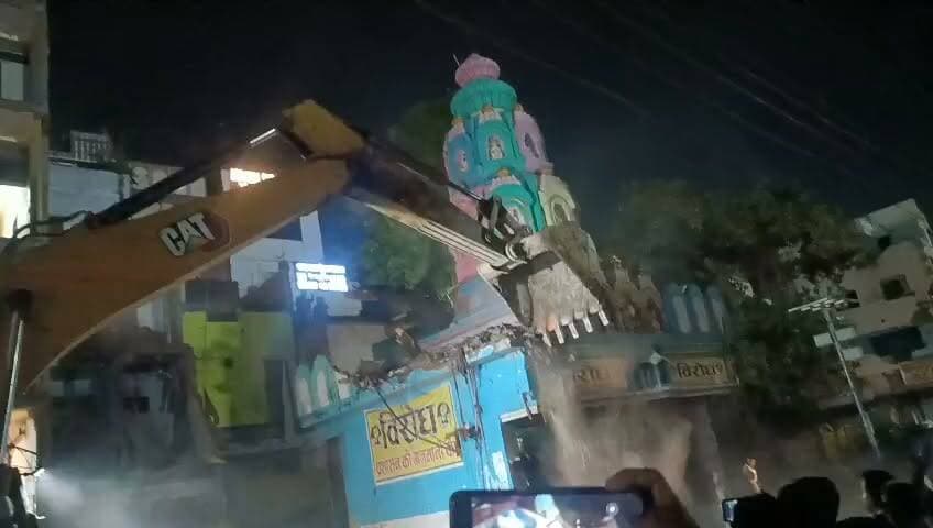 इतिहास बन गया मुगलसराय का 150 वर्ष पुराना मां काली माता मंदिर. प्रशासन ने गिरवाया. नए मंदिर में स्थापित हो चुकी हैं मां काली #Chandauli #viralreelsfacebook #foryoupagereels