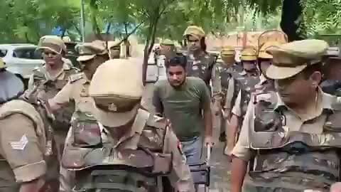 🚨 फिरोजाबाद से दिल दहला देने वाले मामले में बड़ा फैसला
रिपोर्ट्स के अनुसार, एक व्यक्ति को उस मामले में मौत की सजा सुनाई गई है, जिसमें उस पर आरोप था कि उसने एक मासूम बच्चे की हत्या इसलिए कर दी क्योंकि बच्चे की मां ने उसके विवाह प्रस्ताव को ठुकरा दिया था।
बताया जा रहा है कि घटना 30 मई 2026 की थी और अदालत ने लगभग 41 दिनों के भीतर फैसला सुनाया।
यह मामला एकतरफा जुनून और हिंसा के गंभीर परिणामों की याद दिलाता है। कानून अपने तरीके से काम करता है और ऐसे अपराधों के खिलाफ न्यायिक प्रक्रिया समाज के लिए महत्वपूर्ण संदेश देती है।
#Firozabad #BreakingNews #CrimeNews #Court #Justice #IndiaNews #Law #UttarPradesh #Trending #NewsUpdate