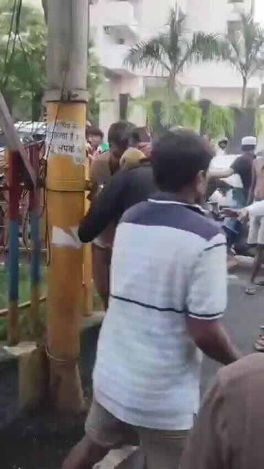 ⚖️ बीच सड़क पुलिस और वकील में मारपीट!
कोतवाली थाना क्षेत्र के सिविल लाइंस का बताया जा रहा वीडियो सोशल मीडिया पर वायरल। मामले का वीडियो चर्चा का विषय बना।
@kanpurnagarpol @dgpup @CMOfficeUP @UPCMOffice
#Kanpur #BreakingNews #UPPolice #ViralVideo #CivilLines https://t.co/hDSY3RHZsB