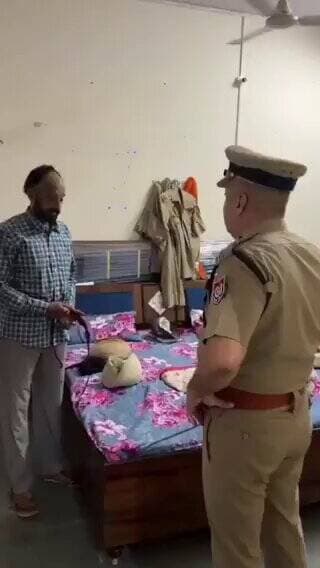 नशे में सो रहा था SHO ..DIG ने मौके पर एक कर दिया सस्पेंड
ड्यूटी के दौरान नशे में सो रहे SHO पर गिरी गाज!
अमृतसर बॉर्डर रेंज के DIG ने औचक निरीक्षण में SHO को कथित तौर पर शराब के नशे में कमरे में सोता पाया।मौके पर ही निलंबित कर दिया गया
#Punjab #Amritsar #BreakingNews #Police https://t.co/g7bkTH6boU