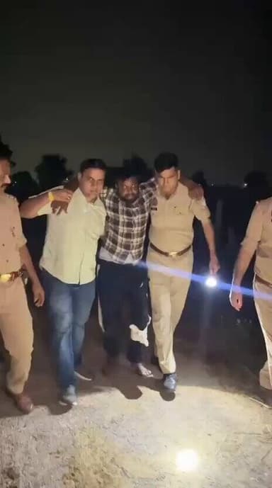🚨 ग्रेटर नोएडा | दादरी
25 हजार के इनामी बदमाश से पुलिस की मुठभेड़।
चेकिंग के दौरान पुलिस पर फायरिंग, जवाबी कार्रवाई में पैर में लगी गोली।
लिफ्ट देकर लूटपाट करने वाला आरोपी गिरफ्तार, तमंचा, चोरी की बाइक और पीड़ित का आधार कार्ड बरामद।
#GreaterNoida #Dadri #UPPolice @noidapolice https://t.co/sm67t6WdAG