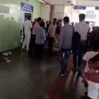 13 साल की मासूम को नम आंखों से अंतिम विदाई... 💔
अस्पताल में अंतिम विदाई के दौरान हर आंख नम थी। 13 साल की मासूम की मौत ने हर किसी को झकझोर दिया। आखिर उस बच्ची का कसूर क्या था कि उसे इतनी दर्दनाक पीड़ा सहनी पड़ी?
JusticeForVictim https://t.co/WyjjlC3PR3