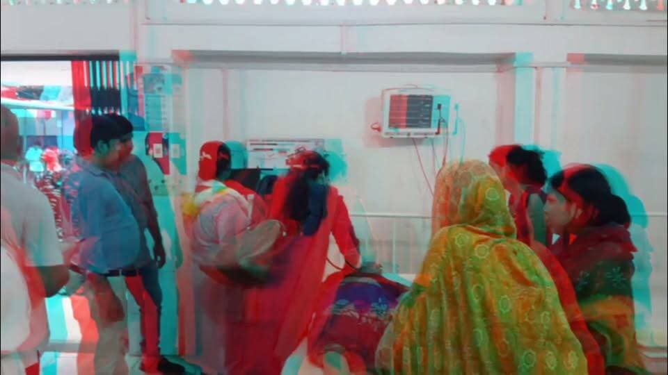 😢 नौकरी की खुशियां मातम में बदली, बेटे के बिहार पुलिस में जॉइनिंग के दिन मां की करंट से मौत।
जिस दिन इकलौता बेटा बिहार पुलिस में अपनी नई जिम्मेदारी संभालने आरा पहुंचा, उसी दिन घर में ऐसा दर्दनाक हादसा हुआ जिसने पूरे परिवार की खुशियां छीन लीं। महादेवपुर गांव में कपड़े सुखाने के दौरान करंट की चपेट में आने से रामा देवी की दर्दनाक मौत हो गई।
बताया जा रहा है कि महिला करीब 15 से 20 मिनट तक करंट से चिपकी रहीं। जब तक परिजनों की नजर पड़ी और उन्हें अस्पताल पहुंचाया गया, तब तक बहुत देर हो चुकी थी। डॉक्टरों ने उन्हें मृत घोषित कर दिया।
एक ओर बेटे के जीवन का नया अध्याय शुरू हो रहा था, तो दूसरी ओर मां हमेशा के लिए दुनिया छोड़ गईं। इस हृदयविदारक घटना से पूरे गांव में मातम पसरा है।
👉 पूरी खबर पढ़ें और अपने विचार जरूर साझा करें।
#Amarpur #Banka #Bihar #BiharPolice #ElectricShock #HeartBreaking #LocalNews #BiharNews