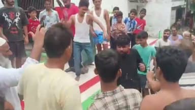 📍बुर्क़ा डाल कर घूम रहा युवक की लोगों ने जमकर कर दी पिटाई..वीडियो हुआ वायरल
◆बिहार के जहानाबाद में एक युवक बुर्क़ा पहन कर घूम रहा था तो स्थानीय लोगों ने युवक को पकड़कर पिटाई कर दी।
#Bihar #viralvídeo #Jehanabad