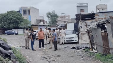 दलौदा में भंगार की दुकानों पर पुलिस की संयुक्त कार्रवाई, संदिग्ध वाहनों की जांच
मंदसौर जिले के दलौदा क्षेत्र में वाहन चोरी और अवैध रूप से वाहनों की कटाई पर रोक लगाने के उद्देश्य से शनिवार को दलौदा थाना पुलिस ने बड़ी कार्रवाई की। इस दौरान दलौदा मगरा सहित आसपास संचालित सभी भंगार की दुकानों पर दलौदा थाना, भावगढ़ थाना और कचनारा चौकी पुलिस की संयुक्त टीम ने सघन जांच अभियान चलाया।
पुलिस ने भंगार की दुकानों में काटे जा रहे वाहनों के इंजन और चेसिस नंबर सहित अन्य दस्तावेजों की जांच की। कार्रवाई के दौरान कुछ संदिग्ध वाहन मिलने की भी सूचना है। पुलिस उनकी वैधता और स्वामित्व संबंधी दस्तावेजों का सत्यापन कर रही है।
पुलिस अधिकारियों के अनुसार अभियान का उद्देश्य चोरी के वाहनों की खरीद-फरोख्त और अवैध कटाई पर प्रभावी रोक लगाना है। जांच पूरी होने के बाद संदिग्ध वाहनों के संबंध में आवश्यक कानूनी कार्रवाई की जाएगी।