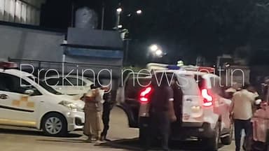 बैलों को चराने की बात पर चाचा-भतीजे में खूनी संघर्ष, मामा-नाना पक्ष के पहुंचते ही तीन लोग घायल!
बैतूल | बैतूल बाजार थाना क्षेत्र के ग्राम सूरगांव में शुक्रवार रात करीब 9 बजे एक मामूली पारिवारिक विवाद हिंसक झड़प में बदल गया।
जानकारी के अनुसार, सुनिल गोड़से (34) और उनके चाचा योगराज बाड़गुदे (34) व चाची संगीता बाड़गुदे (36) के बीच बैलों को चराने की बात को लेकर कहासुनी हुई। देखते ही देखते मामला मारपीट तक पहुंच गया।बताया जा रहा है कि सुनिल ने अपने मामा और नाना-नानी पक्ष के लोगों को सूचना दी, जिसके बाद दोनों पक्ष आमने-सामने आ गए और जमकर मारपीट हुई। इस संघर्ष में तीन लोग घायल हो गए।सूचना मिलते ही बैतूल बाजार थाना पुलिस मौके पर पहुंची और घायलों को मेडिकल परीक्षण के लिए जिला चिकित्सालय भेजा। फिलहाल पुलिस दोनों पक्षों के बयान दर्ज कर मामले की जांच कर रही है।
छोटी-सी बात ने रिश्तों को खूनी संघर्ष में बदल दिया। आखिर कब सीखेंगे कि संवाद ही हर विवाद का सबसे बड़ा समाधान है?
#Betul #बैतूल #सूरगांव #BetulBazaar #चाचा_भतीजा_विवाद #पारिवारिक_विवाद #मारपीट #खूनी_संघर्ष #मध्यप्रदेश #BetulNews #MPNews #CrimeNews #ViralNews #BreakingNews #HindiNews