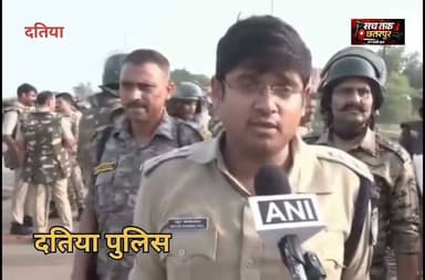 #नरोत्तम मिश्रा का टिकट कटने के बाद दतिया में बवाल, पुलिस पर पथराव; एडिशनल SP समेत कई अधिकारी घायल, 15 किमी लंबा जाम
दतिया में उपचुनाव की घोषणा और आचार संहिता लागू होने के बीच पूर्व गृह मंत्री डॉ. नरोत्तम मिश्रा का टिकट कटने के बाद हालात अचानक बिगड़ गए। प्रदर्शन के दौरान पुलिस पर पथराव हुआ, जिसमें एडिशनल एसपी, एसडीओपी सहित कई पुलिस अधिकारी घायल हो गए। प्रशासन के अनुसार अधिकारियों को हेलमेट पहनने के कारण गंभीर चोटों से बचाया जा सका।
दतिया के पुलिस अधीक्षक मयूर खंडेलवाल के अनुसार, करीब 3,000 लोगों की भीड़ ने शहर का माहौल बिगाड़ने की कोशिश की। इस घटनाक्रम ने कई गंभीर सवाल खड़े कर दिए हैं।
सबसे बड़ा सवाल यह है कि जब उपचुनाव की घोषणा के साथ ही आचार संहिता लागू थी, तब इतनी बड़ी भीड़ आखिर कैसे एकत्रित हो गई? हालात बेकाबू होने से पहले प्रभावी कदम क्यों नहीं उठाए गए? क्या प्रशासन किसी बड़ी घटना का इंतजार कर रहा था?
इस पूरे घटनाक्रम के कारण लगभग 15 किलोमीटर लंबा जाम लग गया, जिससे आम नागरिकों और यात्रियों को भारी परेशानियों का सामना करना पड़ा। पुलिसकर्मियों के घायल होने और आम जनता के घंटों तक जाम में फंसे रहने की जिम्मेदारी आखिर किसकी है?
दतिया पूछ रहा है—आचार संहिता के बीच यह स्थिति कैसे बनी और भविष्य में ऐसी घटनाओं को रोकने के लिए क्या कदम उठाए जाएंगे?
#datiya Jansampark Madhya Pradesh CM Madhya Pradesh BJP Madhya Pradesh Home Department of Madhya Pradesh