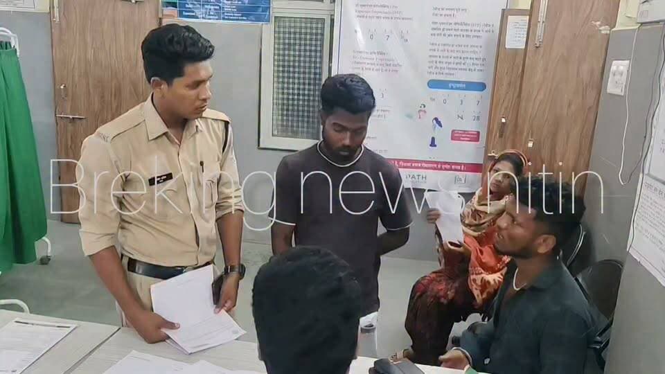 🚨 बेखौफ बदमाशों का आतंक! 🚨
बैतूल बाजार थाना क्षेत्र में नागपुर फोरलेन स्थित प्रणय होटल के सामने शुक्रवार रात पुराने विवाद को लेकर खूनी संघर्ष हो गया। आरोप है कि करीब 10 युवकों ने हमला किया, जिनमें कुछ के पास चाकू भी थे। इस घटना में तीन युवक घायल हुए, जिन्हें उपचार के लिए अस्पताल पहुंचाया गया।
लगातार सामने आ रही मारपीट और चाकूबाजी की घटनाओं ने जिले की कानून व्यवस्था पर गंभीर सवाल खड़े कर दिए हैं। क्या अपराधियों पर होगी सख्त कार्रवाई? क्या आम लोग खुद को सुरक्षित महसूस कर पा रहे हैं?
🗣️ आपकी राय क्या है? दोषियों पर कड़ी कार्रवाई होनी चाहिए या नहीं? कमेंट में जरूर बताएं और खबर को ज्यादा से ज्यादा शेयर करें।
#बैतूल #Betul #बैतूल_बाजार #NagpurFourLane #चाकूबाजी #CrimeNews #LawAndOrder #MadhyaPradesh #MPNews #BreakingNews #BetulNews #Justice #SafetyFirst #बेखौफ_बदमाश #कानून_व्यवस्था #मध्यप्रदेश
