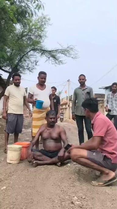 डोंगा-कोहरौद ग्रामवासियों के लिए बड़ी राहत की खबर है। लंबे समय से जर्जर सड़क की समस्या से जूझ रहे क्षेत्र को अब नई सड़क की सौगात मिलने जा रही है। मुख्यमंत्री श्री विष्णु देव साय ने डोंगा-कोहरौद सड़क निर्माण के लिए ₹6.05 करोड़ (₹605.09 लाख) की स्वीकृति प्रदान की है। बताया जा रहा है कि यह सड़क पिछले करीब 15 वर्षों से ग्रामीणों की प्रमुख मांग रही है। स्वीकृति मिलने के बाद क्षेत्र के लोगों ने मुख्यमंत्री के प्रति आभार व्यक्त करते हुए इसे विकास की दिशा में महत्वपूर्ण कदम बताया है। सड़क निर्माण से आवागमन सुगम होगा और हजारों ग्रामीणों को सीधा लाभ मिलने की उम्मीद है। #CGVoiceNews #JanjgirChampa #BreakingNews #RoadConstruction