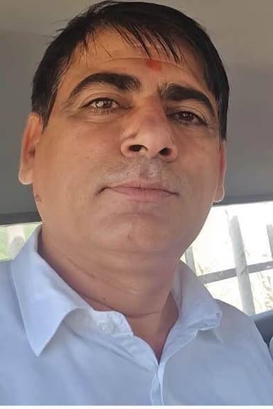 धर्मपाल गोदारा पूर्व ब्लॉक अध्यक्ष कांग्रेस के सगे भाई और मेरे बड़े भाई के सम्मान आदरणीय !
बड़े भाई साहब दलवीर गोदारा का आज जन्म दिन है! जिंदगी के इस सफर में भाई ने बहुत सारी सामाजिक संस्थान गौशाला और शिक्षा के क्षेत्र में निजी कोष से बिना किसी नाम और पट्टी लगाए गुप्त दान कर मानव भलाई का भी कार्य किया है ! जिसके बदौलत हमेशा उनके चेहरे की चमक और निरोग शरीर के साथ अलग पहचान है भाई साहब एक आध्यात्मिक प्रवृत्ति के व्यक्ति है ! जब भी हम चर्चा करते है तो हमेशा परमार्थ कार्य के प्रति चर्चा होती है ! भाई का यह दिन खास इस लिए कह सकते है कि आज के दिन पृथ्वी लोक पर उनका जन्म लेना हुआ !
कबीर परमेश्वर ने वाणी में कहा है जो भाई साहब पर सटीक बैठती है !
या तो माता भगत जन , क दाता क सुर, नहीं तो रेवे बांझडी क्यों व्यर्थ गमावे नूर """!!!
भाई से यही निवेदन है कि आप ऐसे ही समाज सेवा का कार्य करते रहे! साधुवाद हमारी टीम की तरफ से बहुत बहुत !!