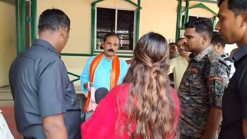 राबड़ी देवी के पूर्व सरकारी आवास में भाजपा मंत्री और महिला पत्रकार के बीच तीखी नोकझोंक!
बिहार सरकार के मंत्री नंदकिशोर राम के सरकारी आवास पर इंटरव्यू के दौरान माहौल उस वक्त गरमा गया, जब महिला पत्रकार दक्षा प्रिया ने मंत्री के कथित व्यवहार पर कड़ी आपत्ति जताई।
पत्रकार का जवाब अब सोशल मीडिया पर तेजी से वायरल हो रहा है—
"इस बंगले में सालों रहने वाले चले गए... आप क्या चीज हैं? लालू यादव के बंगले में रहने से कोई लालू यादव नहीं बन जाएगा। महिला पत्रकार से बात करने की तहज़ीब सीखिए।"
इस पूरे घटनाक्रम का वीडियो अब राजनीतिक गलियारों और सोशल मीडिया पर चर्चा का विषय बना हुआ है।
क्या जनप्रतिनिधियों को मीडिया से बात करते समय अपनी भाषा और व्यवहार पर अधिक संयम रखना चाहिए? अपनी राय कमेंट में बताइए।
#Bihar #BiharPolitics #NandKishoreRam #DakshaPriya #RabriDevi #LaluYadav #Journalism #ViralVideo #PoliticalNews #BiharDastak