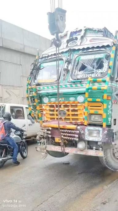 मुंगेर में दो ट्रक और स्कार्पियो की जोरदार टक्कर, NH-80 पर घंटों लगा जाम