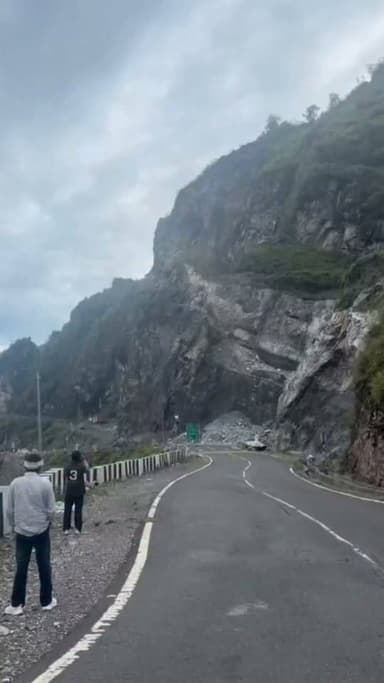 आखिर कब रुकेगा ये अवैध खनन का काला कारोबार
मंत्री की छत्रछाया में फल फूल रहा कारोबार..
एनएच पांवटा शिलाई के बड़वाश के समीप टूट रहा है पहाड़। लोगो की जिंदगी को खतरे में डाला। आसपास के गांव के है खनन माफिया..मंत्री के करीबी