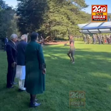 न्यूजीलैंड के ऑकलैंड स्थित गवर्नमेंट हाउस में पारंपरिक माओरी रीति-रिवाजों और 'गार्ड ऑफ ऑनर' के साथ भव्य स्वागत किया गया। इस दौरान औपचारिक माओरी "पोविरी" (Pōwhiri) समारोह का आयोजन हुआ, जो न्यूजीलैंड की समृद्ध सांस्कृतिक विरासत और अतिथि सत्कार की परंपरा का प्रतीक माना जाता है।