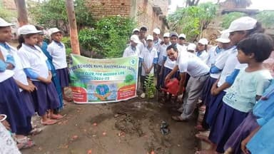 जन्मदिन पर छात्रा ने किया वृक्षारोपण, पर्यावरण संरक्षण का दिया संदेश
खिजरसराय (गया)। मध्य विद्यालय केनी, खिजरसराय में कक्षा 7 की छात्रा संध्या कुमारी के जन्मदिन के अवसर पर विद्यालय परिसर में वृक्षारोपण कार्यक्रम का आयोजन किया गया। कार्यक्रम में विद्यालय के इको क्लब के छात्र-छात्राओं, शिक्षक-शिक्षिकाओं एवं अन्य विद्यार्थियों ने उत्साहपूर्वक भाग लिया और पौधे लगाकर पर्यावरण संरक्षण का संकल्प लिया।
इस अवसर पर शिक्षकों ने कहा कि जन्मदिन जैसे विशेष अवसरों को वृक्षारोपण जैसे सामाजिक कार्यों से जोड़ना एक प्रेरणादायक पहल है। इससे बच्चों में प्रकृति के प्रति प्रेम, पर्यावरण संरक्षण की भावना तथा सामाजिक जिम्मेदारी का विकास होता है।
कार्यक्रम के दौरान सभी उपस्थित लोगों ने लगाए गए पौधों की नियमित देखभाल करने का संकल्प लिया। विद्यालय परिवार ने छात्रा संध्या कुमारी को जन्मदिन की शुभकामनाएँ देते हुए उनके उज्ज्वल भविष्य की कामना की।