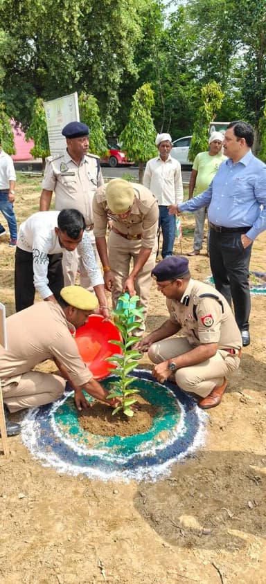 🌴 आज दिनांक 11.07.2026 को जिलाधिकारी मैनपुरी एवं पुलिस अधीक्षक मैनपुरी द्वारा 'एक पेड़ माँ के नाम' महाभियान के तहत सर्किट हाउस परिसर मैनपुरी में वृक्षारोपण किया गया।
"आओ हम सब मिलकर प्रकृति के सौंदर्य को बढ़ाएं" 🌲 https://t.co/bXRO5BhLJd