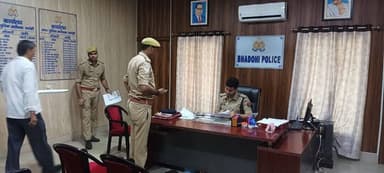 अपराध नियंत्रण व डिजिटल पुलिसिंग हेतु एएसपी भदोही श्री शुभम अग्रवाल द्वारा बीट पुलिसकर्मियों के HS, नकबजनी व चोरी के निगरानी रजिस्टरों की जांच की गई तथा मोबाइल में 'यक्ष ऐप' के सत्यापन विवरण को चेक कर अपराधियों की कड़ी मॉनिटरिंग हेतु आवश्यक निर्देश दिए गए।
@Uppolice
@adgzonevaranasi
@digmirzapur