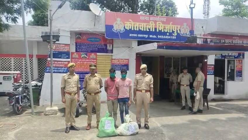 *TheSaharanpurVoice/News7*
*सच्चाई के साथ हरदम*
*👉🏾👉🏾मिर्जापुर पुलिस की त्वरित कार्रवाई, घर में चोरी करने वाले 2 आरोपी मात्र 12 घंटे के भीतर गिरफ्तार!!*
*👉🏾👉🏾चोरी का सामान बरामद, नशे की लत पूरी करने के लिए देते थे वारदात को अंजाम!!*
*मिर्ज़ापुर/सहारनपुर*
_वरिष्ठ पुलिस अधीक्षक अभिनंदन सिंह के निर्देशन में थाना मिर्जापुर पुलिस ने बड़ी सफलता हासिल करते हुए घर में चोरी की घटना का मात्र 12 घंटे के भीतर खुलासा कर दिया!! पुलिस ने दो आरोपियों को गिरफ्तार कर उनके कब्जे से चोरी किया गया सामान बरामद किया है!पुलिस के अनुसार 10 जुलाई 2026 को ग्राम नागल माफी निवासी परविता देवी की तहरीर पर घर से नकदी, लोहे के सरिया रिंग तथा मोमोज स्टीमर चोरी होने के संबंध में मुकदमा दर्ज किया गया था! मामले की गंभीरता को देखते हुए तेज तर्रार मिर्ज़ापुर थाना प्रभारी निरीक्षक सूबे सिंह के नेतृत्व में पुलिस टीम ने कार्रवाई करते हुए बादल उर्फ रीछ एवं रहमान को इन्द्रपुर–तालड़ा मार्ग से गिरफ्तार कर लिया!पूछताछ में आरोपियों ने बताया कि वे नशे के आदी हैं और अपनी जरूरतें पूरी करने के लिए दिन में बंद या खाली घरों की रेकी कर रात में चोरी की वारदात को अंजाम देते थे! चोरी का सामान बेचने जाते समय पुलिस ने उन्हें दबोच लिया!पुलिस ने आरोपियों के कब्जे से लोहे के सरिया के रिंग, तीन मोमोज स्टीमर (भगोने) सहित चोरी का सामान बरामद किया है! दोनों आरोपियों को न्यायालय में पेश किया जा रहा है!!_
Saharanpur Police District Magistrate Saharanpur #News7 #TheSaharanpurVoice #Saharanpur #MirzapurPolice #SaharanpurPolice #PoliceAction #CrimeNews #BreakingNews #HouseTheft #TheftCase #Arrested #Recovery #UPPolice #UttarPradesh #LawAndOrder #Behat #Mirzapur #CrimeUpdate #HindiNews #LatestNews