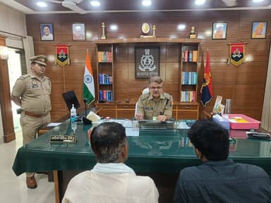 #जनसुनवाई ~ #SP_KSJ द्वारा पुलिस कार्यालय में जनसुनवाई के दौरान आये आमजन की समस्याओं को ध्यानपूर्वक सुनकर प्राप्त शिकायतों का प्राथमिकता के आधार पर उचित, गुणवत्तापूर्ण व समयबद्ध निस्तारण हेतु संबंधित को दिए जा रहे आवश्यक दिशा-निर्देश। #UPPolice #KasganjPolice https://t.co/LoPCIxdGUR