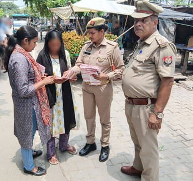 #SPSambhal @Krishan_IPS के निर्देशन में एंटी रोमियो टीम महिला थाना द्वारा आवास विकास चौराहा थाना सम्भल पर बालिकाओं/महिलाओं को #MissionShakti5 अभियान के अंतर्गत नारी सुरक्षा सशक्तिकरण व #CyberAwareness हेतु जागरूक किया।
#नारी_सुरक्षा_सम्मान_स्वावलंबन https://t.co/JhqrVEWt2L