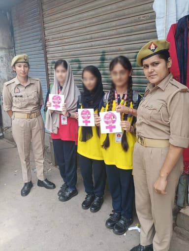 #SPSambhal @Krishan_IPS के निर्देशन में मिशन शक्ति टीम थाना सम्भल द्वारा थाना क्षेत्रांतर्गत बालिकाओं/महिलाओं को #MissionShakti5 अभियान के अंतर्गत नारी सुरक्षा सशक्तिकरण व #CyberAwareness हेतु जागरूक किया।
#नारी_सुरक्षा_सम्मान_स्वावलंबन https://t.co/xHWZqPYsyf