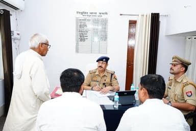 #Etawahpolice
⏭️ एसएसपी इटावा @BrijeshS_211 द्वारा थाना वैदपुरा पर सम्पूर्ण समाधान दिवस (थाना दिवस) के अवसर पर सुनी गई फरियादियों की समस्याएं-
⏭️ शिकायतों के निष्पक्ष व न्यायोचित निस्तारण हेतु संबंधित को दिए आवश्यक दिशा-निर्देश । https://t.co/9hkMdbTPTF