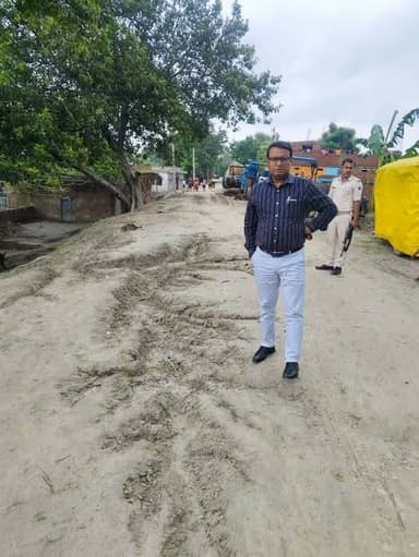 जिला पदाधिकारी के निर्देशानुसार अनुमंडल पदाधिकारी, गोपालगंज द्वारा मांझा प्रखंड की भैंसाही पंचायत में नल-जल योजना, विद्यालय, PDS दुकान, सोलर स्ट्रीट लाइट एवं सारण तटबंध का औचक निरीक्षण कर आवश्यक निर्देश दिए गए।
#Gopalganj #development #inspection #PublicWelfare #BiharNewsPatna
Information & Public Relations Department, Government of Bihar
Panchayati Raj Department, Government of Bihar