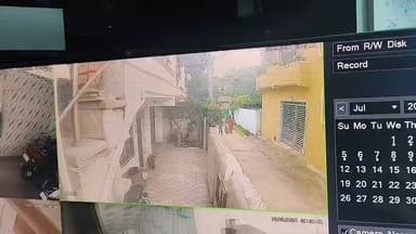 रांची जगन्नाथपुर थाना क्षेत्र के हटिया रिवर कॉलोनी से इन महिला और बच्चों के द्वारा घर में घुसकर चोरी किया गया दो मोबाइल पर्स तीस हज़ार नकद और कई कागजात।