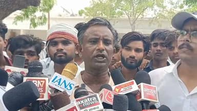 रिंकू सिँह रही की वापसी की मांग
उरई (जालौन)। आईएएस अधिकारी रिंकू सिंह राही के समर्थन में शनिवार को बड़ी संख्या में लोगों ने जालौन रोड से जिलाधिकारी कार्यालय तक प्रदर्शन करते हुए मार्च निकाला। प्रदर्शनकारियों ने मुख्यमंत्री के नाम संबोधित ज्ञापन जिलाधिकारी को सौंपकर राही की जालौन में पुनः तैनाती की मांग की।
प्रदर्शनकारियों का कहना था कि रिंकू सिंह राही ने अपने कार्यकाल में भ्रष्टाचार के खिलाफ सख्त कार्रवाई की थी और आम जनता की समस्याओं के समाधान के लिए प्रभावी व्यवस्था बनाई थी। ज्ञापन में मांग की गई कि जिन मामलों की जांच राही कर रहे थे, उन्हें आगे बढ़ाया जाए तथा दोषियों पर निष्पक्ष कार्रवाई की जाए।
इसके अलावा आईएएस रिंकू सिंह राही पर लगाए गए आरोपों की निष्पक्ष जांच कराने, यदि आरोप निराधार पाए जाएं तो संबंधित अधिकारियों एवं कर्मचारियों पर कार्रवाई करने तथा उनके द्वारा शुरू की गई जनसमस्या समाधान प्रणाली को दोबारा लागू किए जाने की भी मांग उठाई गई।