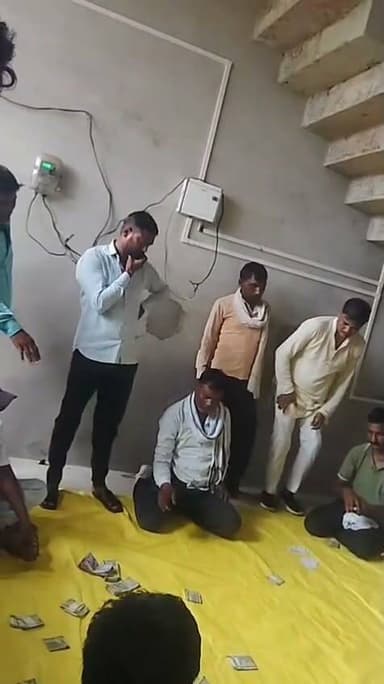BANDA-जुए की फड़ का हुआ वीडियो वायरलजांच में जुटी पुलिस
बांदा- एक वीडियो सोशल मीडिया में बहुत तेजी से वायरल हो रहा है जिसमें दावा किया जा रहा है। मेडिकल कॉलेज कॉलेज के पास स्थित जमुनी पुरवा क्षेत्र का बताया जा रहा एक कथित वीडियो सोशल मीडिया पर वायरल होने के बाद पूरे इलाके में हलचल मच गई है।
यदि यह वीडियो सत्य है, तो यह केवल कानून का उल्लंघन नहीं बल्कि उस सामाजिक व्यवस्था पर भी चोट है, जहां मेहनत की कमाई को जुए की लत निगलती है और अपराध की जड़ें और गहरी होती हैं। हालांकि, यह स्पष्ट करना आवश्यक है कि वायरल वीडियो की सही पुष्टि नहीं हुई है। वीडियो कब का है और उसमें दिखाई दे रहे दृश्य वास्तव में उसी स्थान के हैं या नहीं, इसकी आधिकारिक पुष्टि अभी शेष है।अब निगाहें पुलिस की कार्रवाई पर हैं।वही इस मामले में पुलिस अधीक्षक पलाश बंसल के द्वारा जांच के निर्देश दिए गए हैं। अब जांच के बाद ही पता चलेगा कि आखिर यह वीडियो कब का है और कहां का है
