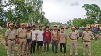 BANDA
BREAKING NEWS
बांदा पुलिस की बड़ी कार्रवाई ट्रक में क्रूरता से ले जाए जा रहे 58 मवेशी बरामद,6 तस्कर गिरफ्तार
बांदा के कालिंजर पुलिस ने चेकिंग अभियान के दौरान एक संदिग्ध ट्रक को पकड़ा।
गश्त और वाहन चेकिंग के दौरान मुखबिर की सूचना पर गिरधरपुर मोड़ के पास एक संदिग्ध ट्रक को रोककर तलाशी ली गई,
ट्रक में क्षमता से अधिक क्रूरता से 58 मवेशी 14 भैंस और 44 पड़वे ठूंस-ठूंस कर लादे गए थे।
पुलिस पूछताछ में पता चला है कि इन मवेशियों को मध्य प्रदेश के सीधी क्षेत्र से लाया जा रहा था।
6 पशु तस्कर समीर खान,कबीर, फिरोज खान, शकील,जाकिर और रेहान को पुलिस ने मौके से गिरफ्तार किया है।
गिरफ्तार किए गए सभी आरोपी मध्य प्रदेश के जबलपुर जनपद के रहने वाले हैं।
थाना कालिंजर में सभी आरोपियों के खिलाफ पशु क्रूरता निवारण अधिनियम के तहत मामला दर्ज कर लिया गया है।