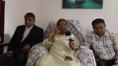 📍LIVE | विस्थापन के खिलाफ राज्यव्यापी उलगुलान का ऐलान
झारखंड राज्य विस्थापित संघर्ष मोर्चा के तत्वावधान में विस्थापन के विरोध में पूरे राज्य में उलगुलान आंदोलन चलाने की घोषणा।
मोर्चा के अध्यक्ष भुनेश्वर प्रसाद मेहता ने कहा कि विस्थापितों के अधिकार, न्याय और सम्मान की लड़ाई को राज्यव्यापी स्तर पर तेज किया जाएगा।
📺 LIVE देखें, अपनी राय कमेंट में दें और वीडियो को अधिक से अधिक शेयर करें।
#Jharkhand #Vistapit #Vistapan #JharkhandNews #Live #FacebookLive #BhuneshwarPrasadMehta #Ulgulan #Aandolan #Displacement #Hazaribagh #JharkhandState #BreakingNews #NewsUpdate #HindiNews #JharkhandPolitics #JanAndolan #LiveNews