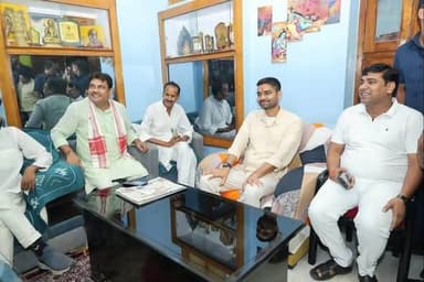 बिहार सरकार के माननीय पंचायती राज मंत्री श्री दीपक प्रकाश के नवादा आगमन पर राजद नेता सरवन कुशवाहा ने अपने आवास पर उनका गर्मजोशी से स्वागत किया। इस अवसर पर दोनों नेताओं के बीच क्षेत्र के विकास, पंचायतों की मजबूती एवं जनहित से जुड़े विभिन्न विषयों पर सकारात्मक चर्चा हुई।
मुलाकात के दौरान आपसी सहयोग, विकास कार्यों में तेजी लाने और जनता की समस्याओं के समाधान को लेकर भी विचार-विमर्श किया गया। इस अवसर पर उपस्थित लोगों ने मंत्री का अभिनंदन करते हुए उनके सफल कार्यकाल की शुभकामनाएँ दीं।